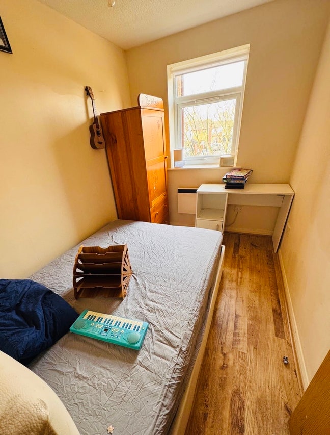 Furnished Single Room Available for Rent Main Photo