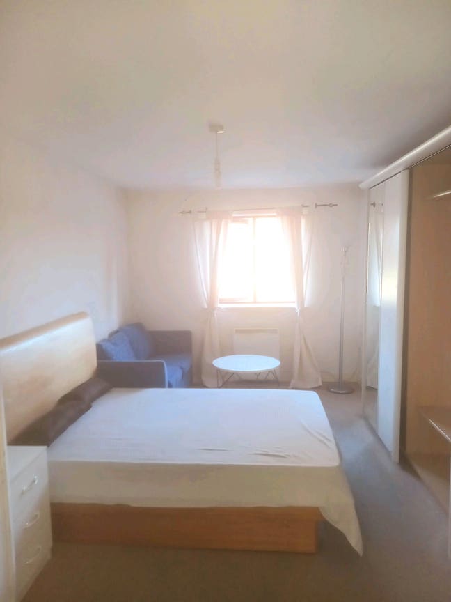 Bright large double room– Bills Included – &pound;750 Main Photo