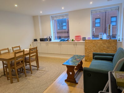 Central ensuite with bath in vegan flatshare Main Photo