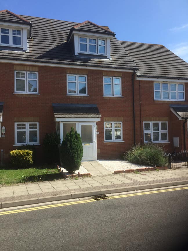 Furnished Room Available – All Facilities Included Main Photo