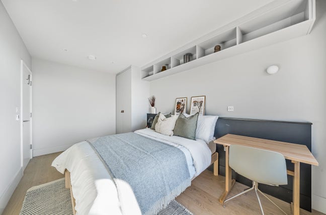 Double Bedroom in 5 bed flat - Luxury Building  Main Photo