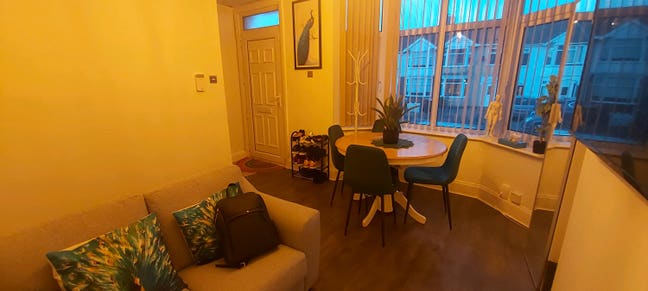 COUPLES * Large room. Fully furnished home Main Photo