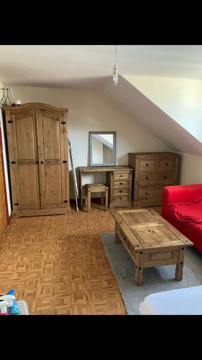 Large spacious bedroom  Main Photo