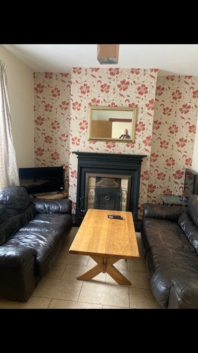 Large spacious bedroom  Main Photo