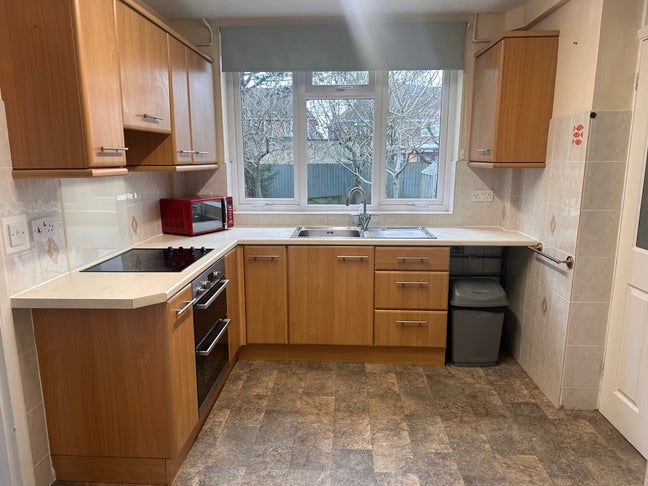 Furnished Double Room in Clean Home – Bills Includ Main Photo