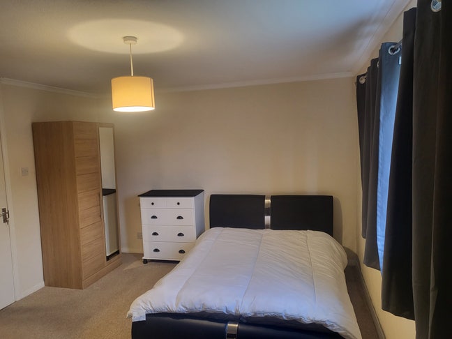 Large double room with bills included Main Photo