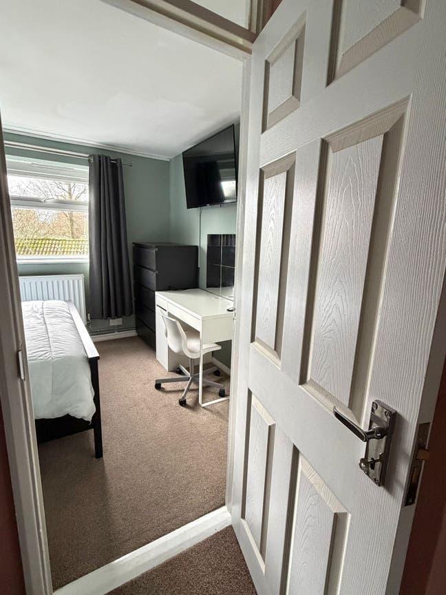 Comfortable Double Room in a Peaceful Home  Main Photo