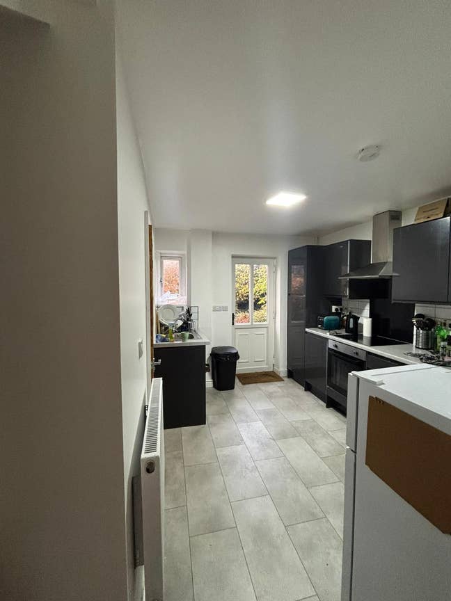 2 Rooms available for rent in a 3-bed house Main Photo