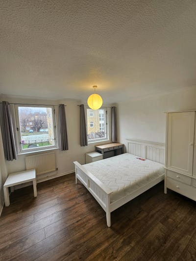Nice double room in E14 for 1 person only Main Photo
