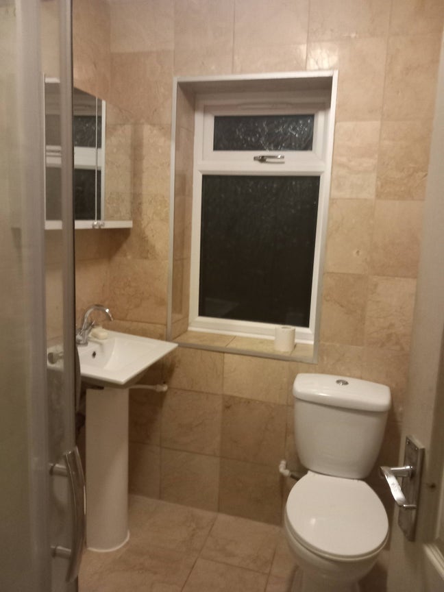 Good Size Room for 1 Person, All Bills Included Main Photo