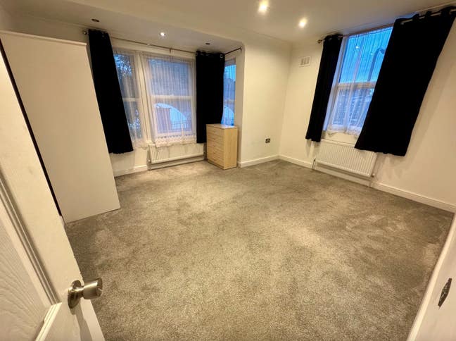 5 Affordable Rooms - 1min to St - Close to Shops! Main Photo