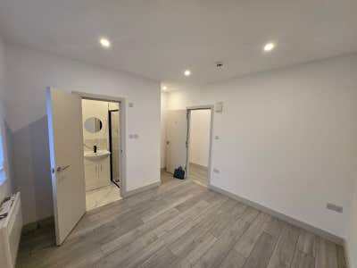 Self contained, En-suite Double room Main Photo