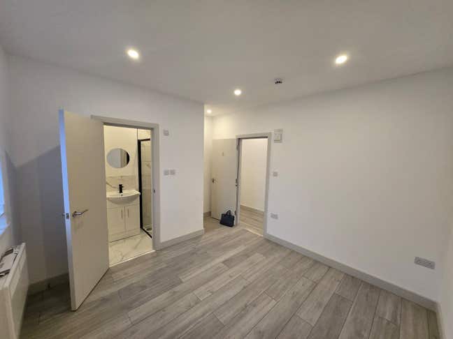 Self contained, En-suite Double room Main Photo