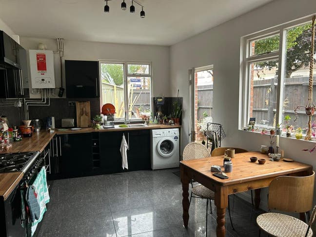 Rooms available in Seven Sisters Main Photo