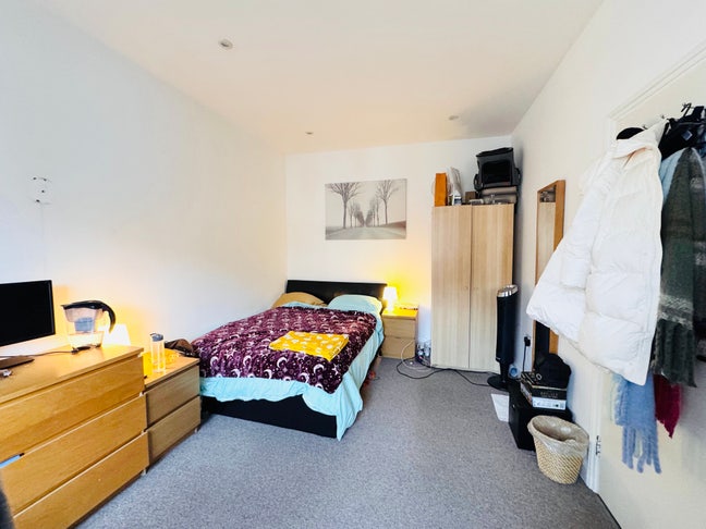 Large Ensuite Room - Near River! Juliet Balcony 🏡 Main Photo