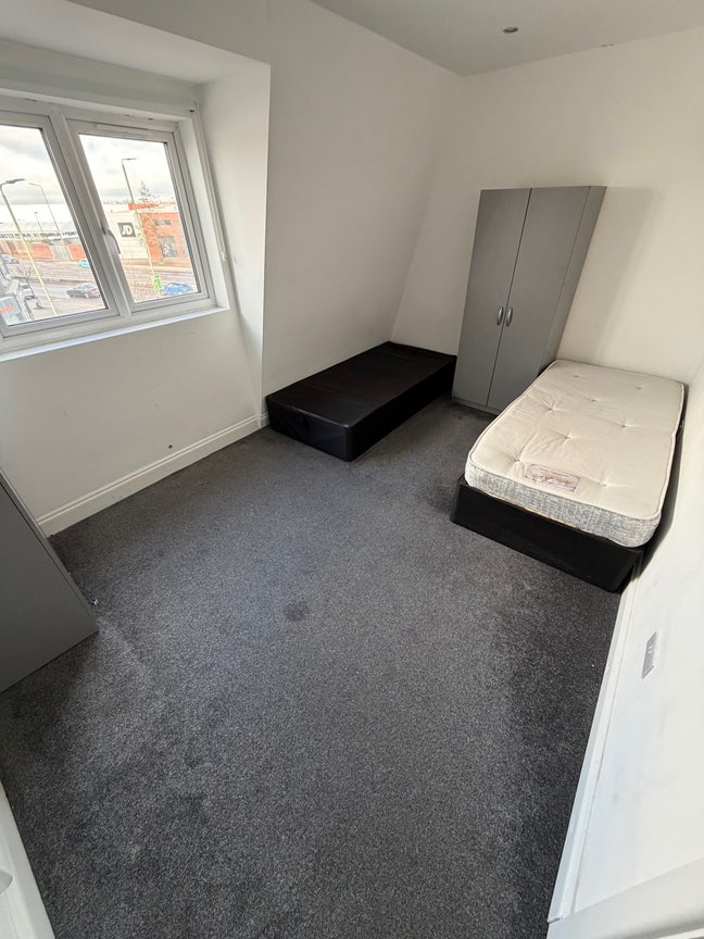 3 x Double Rooms - Bills INC - Prime Location!  Main Photo