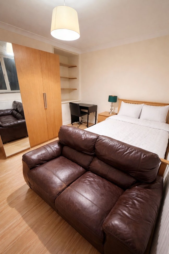 Large Double Bed Room – Central Line Main Photo