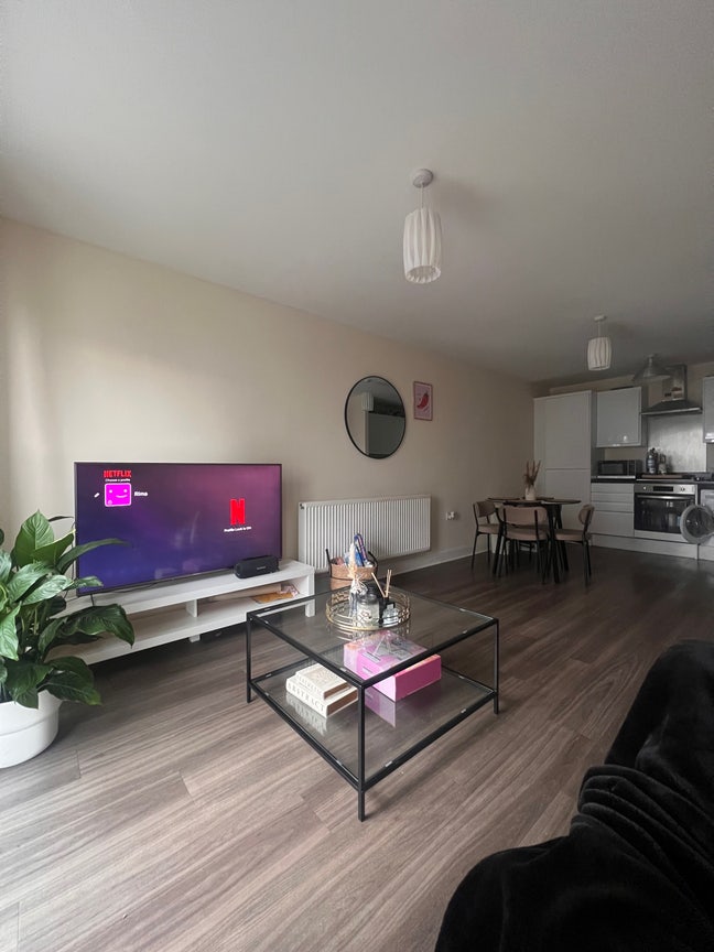 Looking for a flatmate :) xx  Main Photo