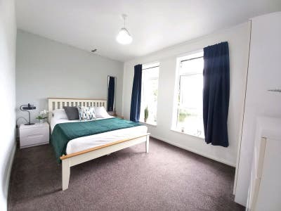 Superb Doubles in Modern House- Sth Ealing Tube W5 Main Photo