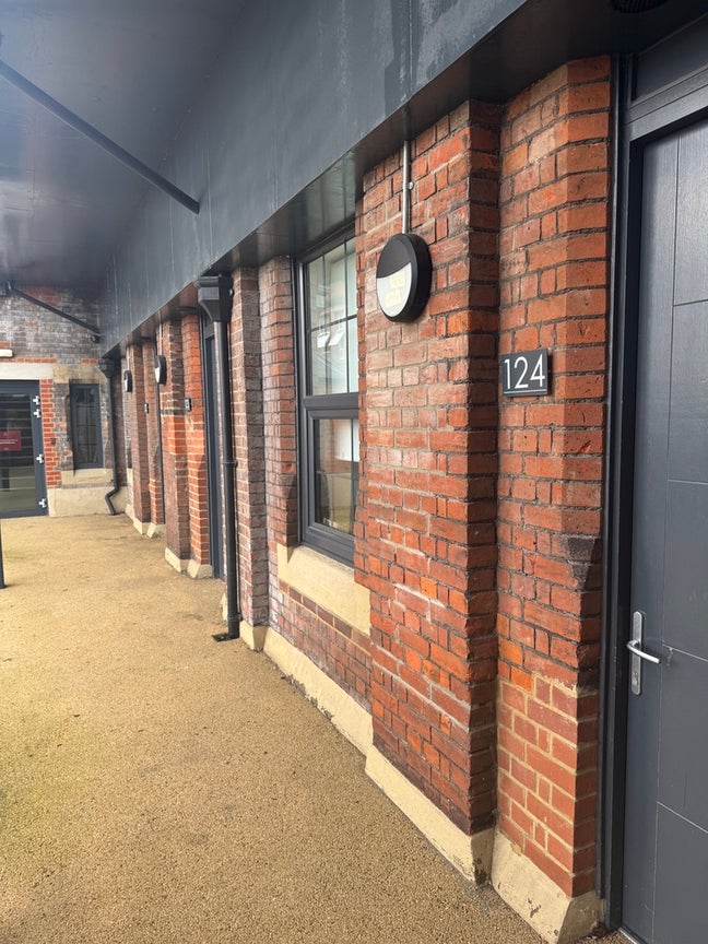 Ground Floor Studio Flat to Rent – Rochester Main Photo