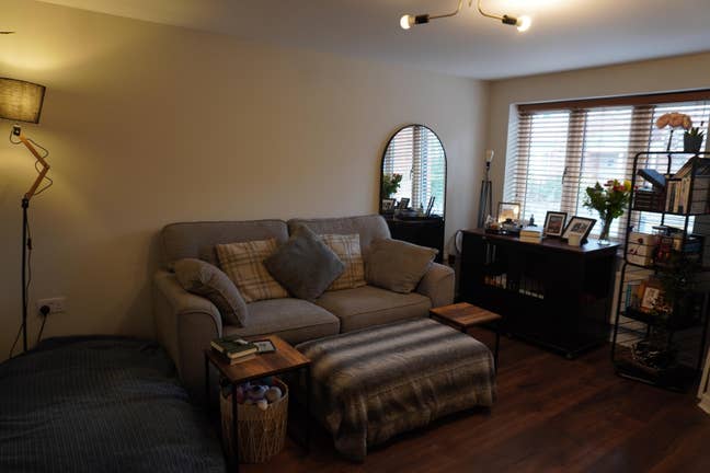 Spacious Furnished double room in friendly home  Main Photo