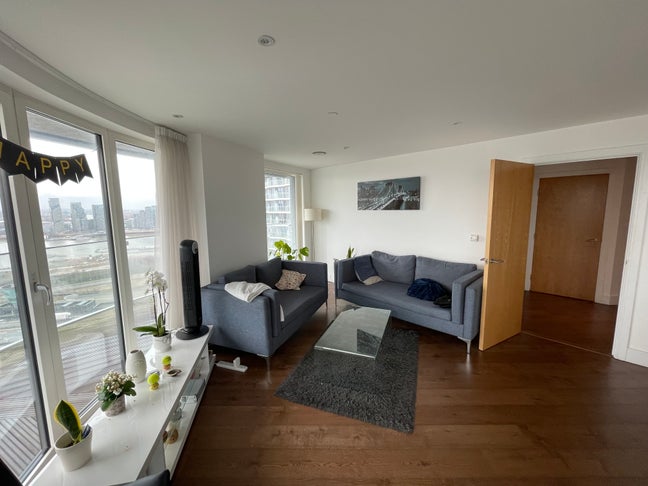 Spacious Double Bedroom with Private Bathroom Main Photo