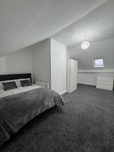 Large Double Rooms to Rent (Bills Included) Main Photo
