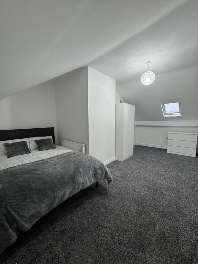 Large Double Rooms to Rent (Bills Included) Main Photo