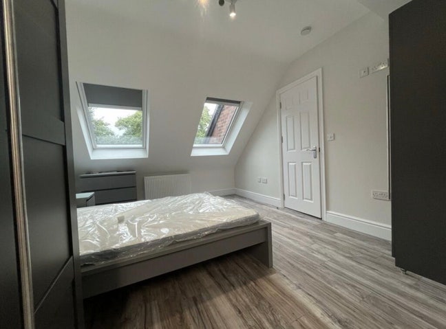 Beautiful double bedroom furnished to a high spec Main Photo