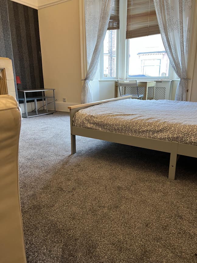 Large Bright Room Next to City Centre Main Photo