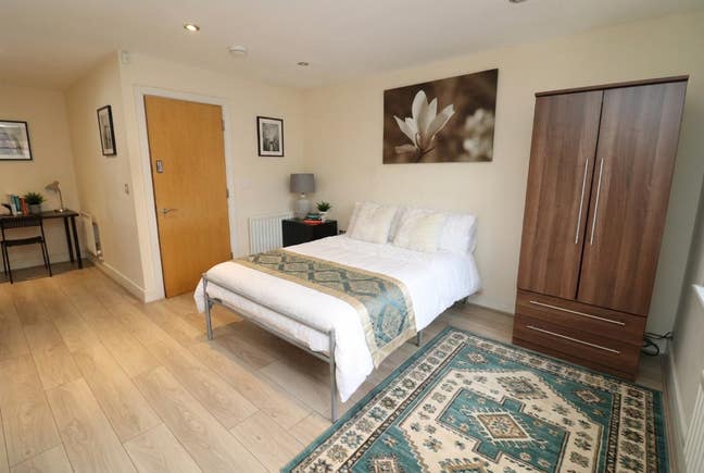 Ultimate Commuter Hub! 3 Rooms Next to Lewisham St Main Photo