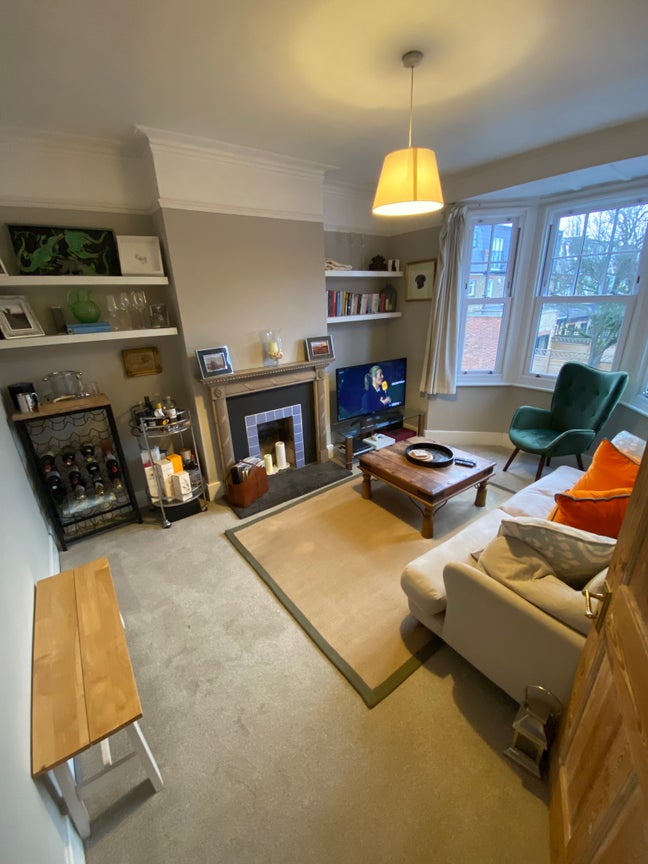 Double bedroom in large Earsfield flat to rent  Main Photo