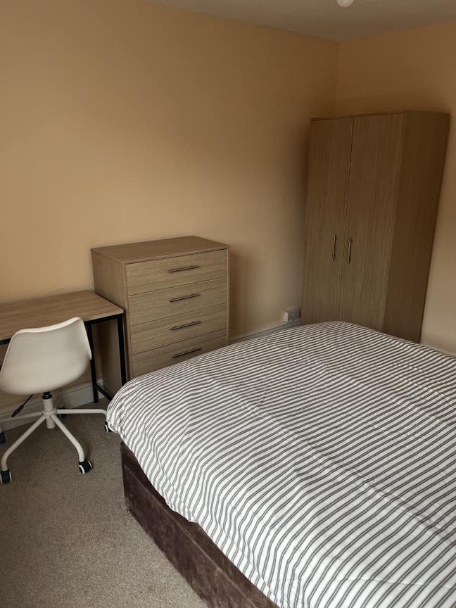 Double Room for rent near Frimley Park Hospital Main Photo