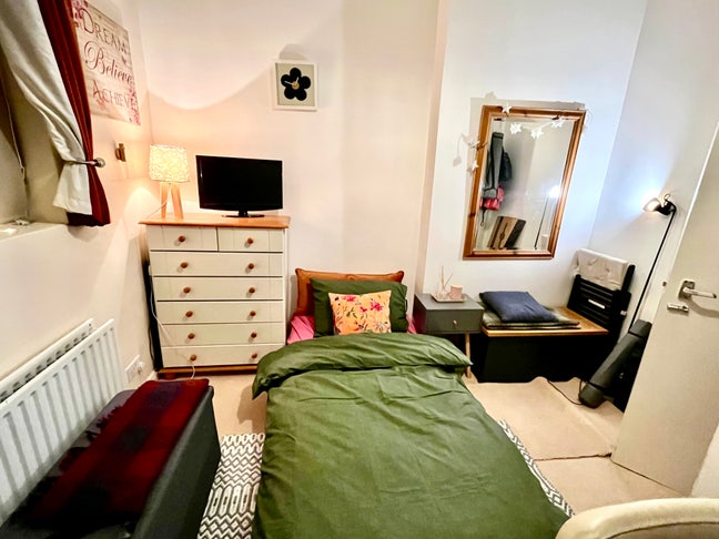   Single room to rent. MON-THUR   only.  Main Photo