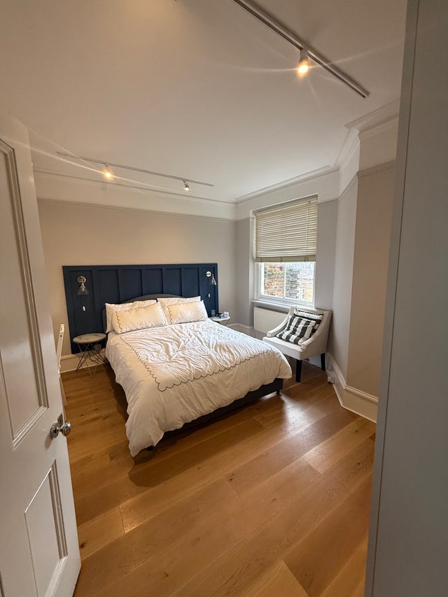 Beautiful room to rent out  Main Photo