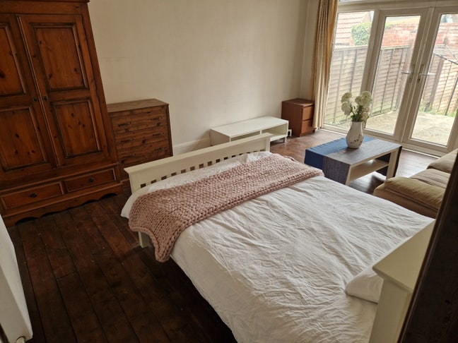 Very large room and off road parking Main Photo