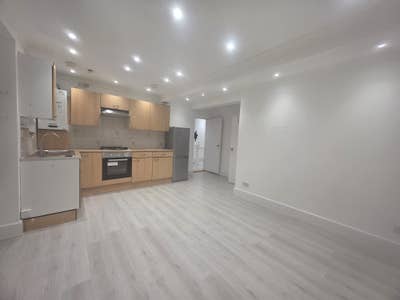 Great House in Edgeware Road  Main Photo