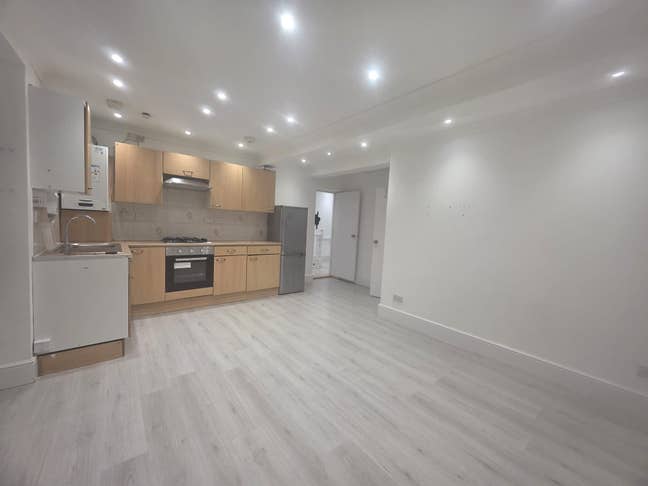 Great House in Edgeware Road  Main Photo