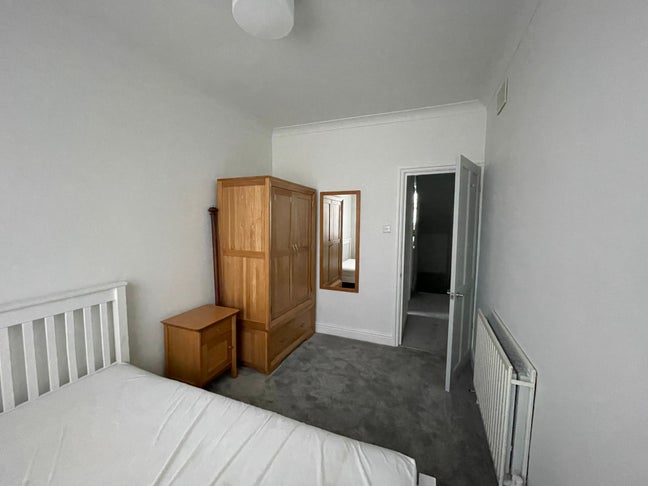 Double room in spacious flat Main Photo
