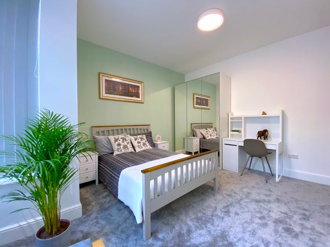 🏡 Large En-suite Room | All Bills Included Main Photo