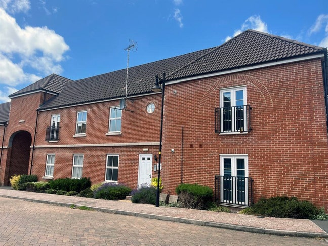 2-bed, 2-bath flat to let long term with parking Main Photo