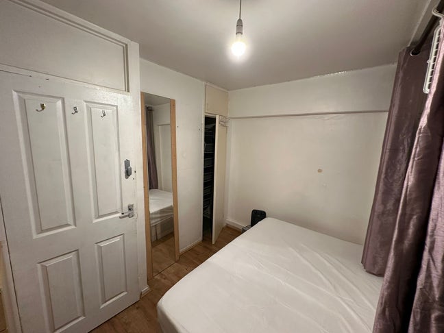 Super Cheap Double Room at Stepney Green  Main Photo