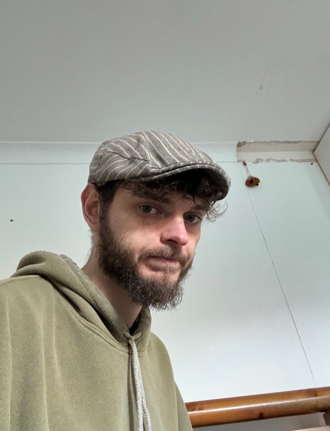 seeking studio / room en-suite / or buddy up Main Photo