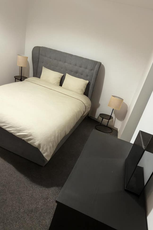   Large Room   Main Photo