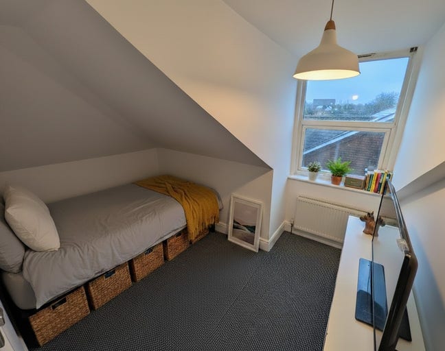 Doubke room available in newly refurbished flat Main Photo