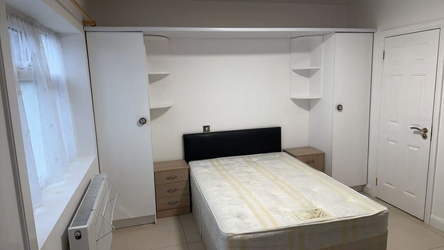 Large studio room with own kitchen&shower room Main Photo