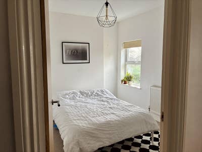 Great room in a bright flat with own bathroom Main Photo