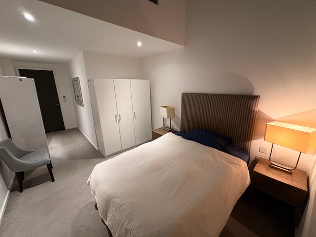 Modern King Room w/ Private Bath Kilburn Park Main Photo