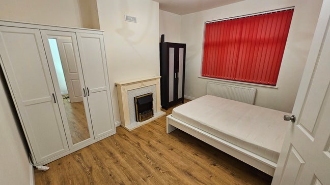 Double room in Kingswood town centre  Main Photo