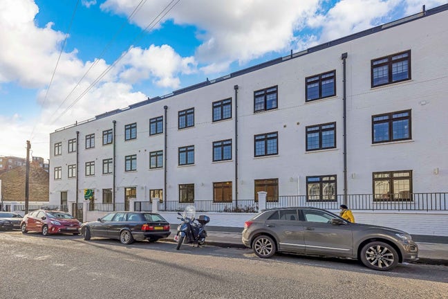 2 bed in Oakland Road, Crickelwood, NW2 Main Photo